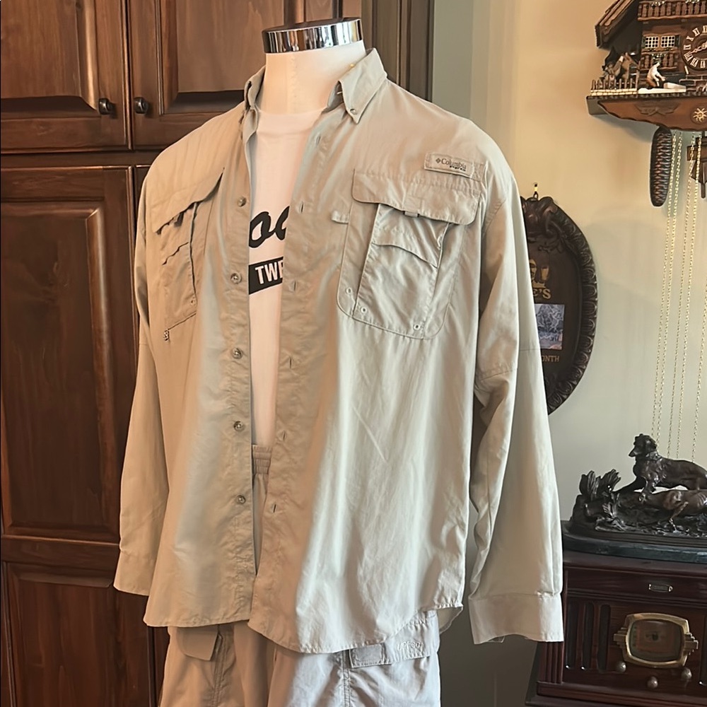 Columbia PFG Sz M Khaki Lightweight Button Down Fishing Shirt GUC